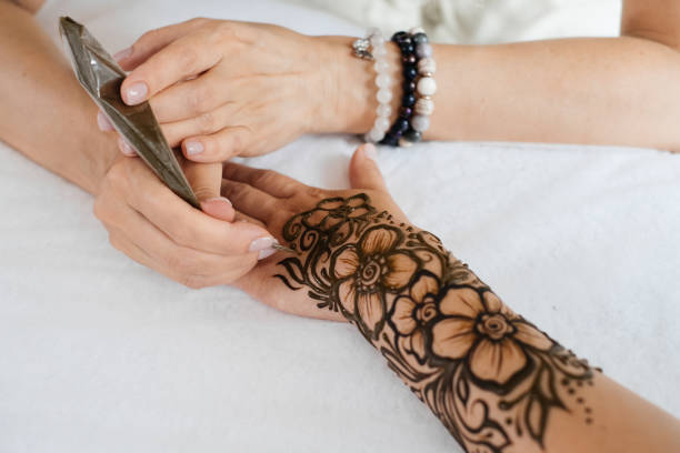 Arte de Tatuagem Mehndi: Tradição e Criatividade na Pele