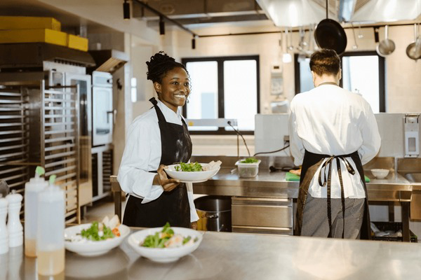 Auxiliar de Cozinha: Entre no Mercado de Trabalho